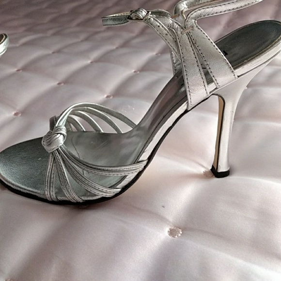 RSVP silver heels plus matching clutch - Picture 2 of 6
